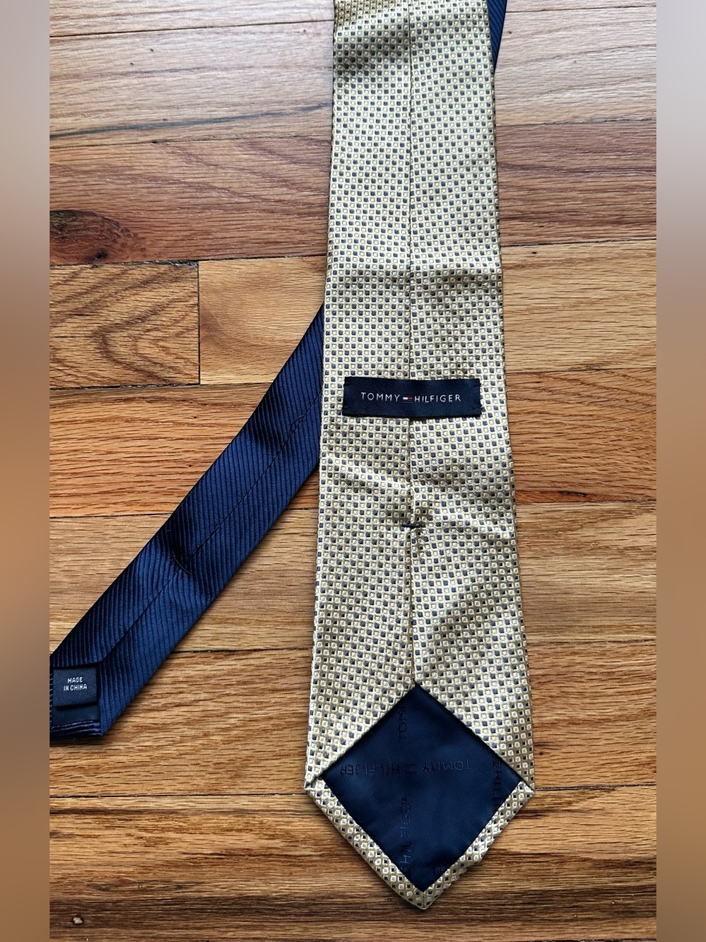 Vintage Y2K Tommy Hilfiger 100% Silk Tie Gold Champagne Navy Square Woven